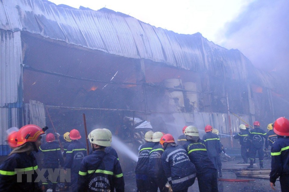[Photo] Công ty giấy cháy ngùn ngụt trong Khu công nghiệp Vĩnh Lộc - Ảnh 5