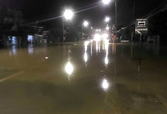 Hà Tĩnh: Mưa lớn khiến Quốc lộ 1A ngập sâu - Ảnh 1
