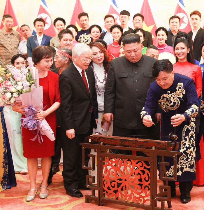 [Ảnh] Chủ tịch Kim Jong Un gẩy đàn bầu trong chương trình nghệ thuật tại Hà Nội - Ảnh 1