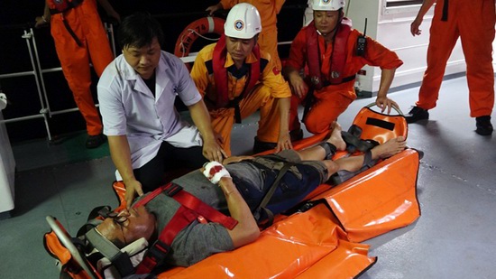 Kịp thời cấp cứu thuyền viên nước ngoài bị thương nặng - Ảnh 1
