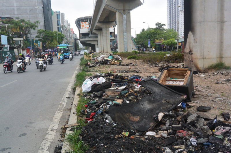 Vận động nhân dân không đốt rác thải ở chân trụ cầu đường sắt Cát Linh - Hà Đông - Ảnh 1