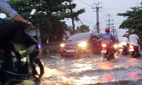 Triều cường dâng cao, TP Hồ Chí Minh ngập sâu trên diện rộng - Ảnh 4