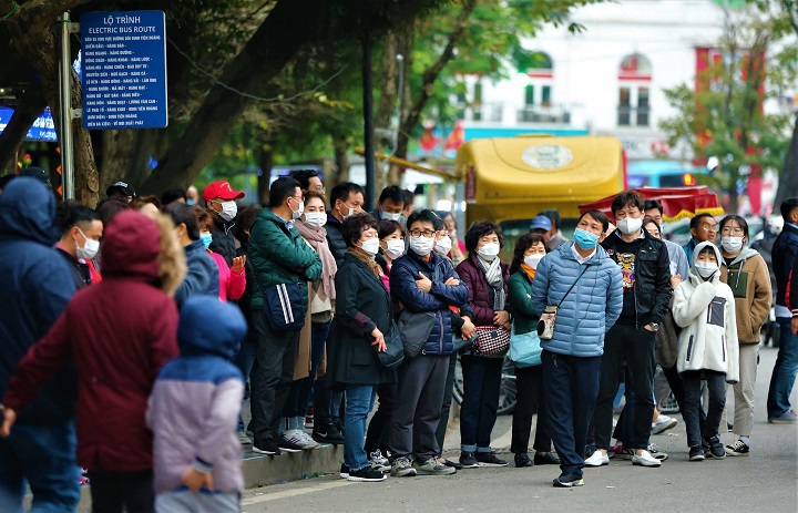 Hà Nội: Lo ngại dịch bệnh Corona virus, người dân đeo khẩu trang du Xuân - Ảnh 12