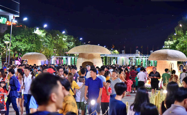 TP Hồ Chí Minh: Người dân xuống đường đón năm mới Canh Tý 2020 - Ảnh 3