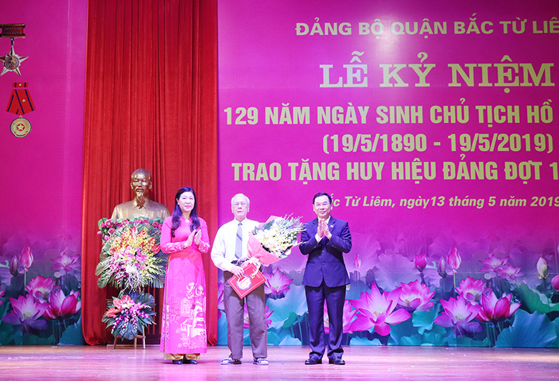 Quận Bắc Từ Liêm trao Huy hiệu Đảng cho 224 đảng viên - Ảnh 1