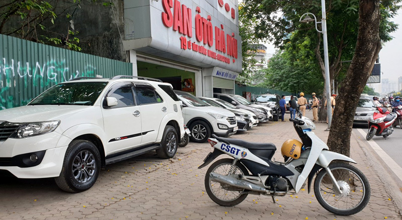 Tuyến Tố Hữu - Lê Văn Lương: Hàng loạt cửa hàng ô tô lấn chiếm lòng đường, vỉa hè - Ảnh 4
