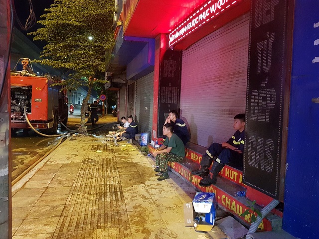 [Ảnh] Thâu đêm dập tắt đám cháy tại Công ty Bóng đèn phích nước Rạng Đông - Ảnh 29