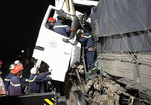 2 người kẹt trong xe tải vụ TNGT trên cao tốc Pháp Vân - Cầu Giẽ đã tử vong - Ảnh 2