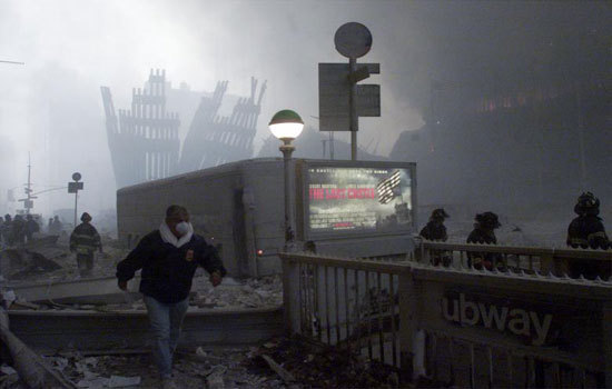 Nhìn lại những giây phút kinh hoàng vụ khủng bố 11/9 tại New York, Mỹ - Ảnh 11