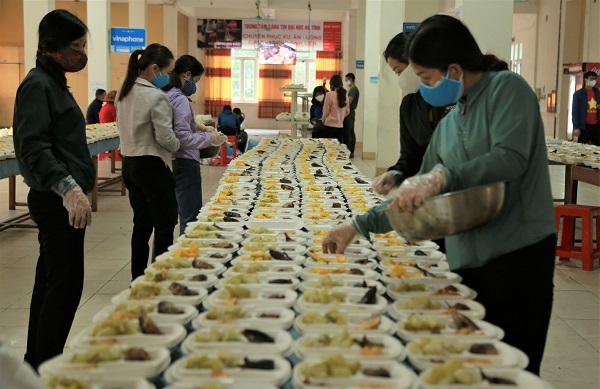 Hà Tĩnh: Giảng viên đại học gom nhu yếu phẩm phục vụ cho gần 1.000 người trong khu cách ly - Ảnh 4