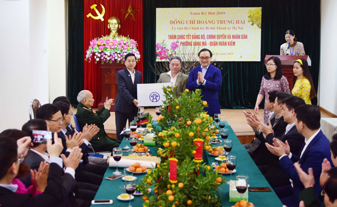 Bí thư Thành ủy Hoàng Trung Hải tham quan chợ hoa truyền thống Hàng Lược - Ảnh 4