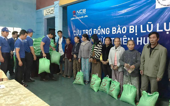 Ngân hàng Quốc dân ủng hộ 400 suất quà cho người dân miền Trung - Ảnh 1