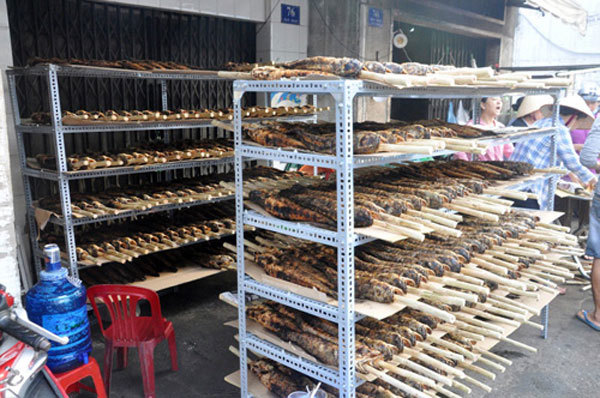Người dân TP Hồ Chí Minh đổ xô đi mua cá lóc nướng cúng Thần Tài - Ảnh 2