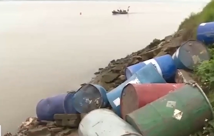 Điều tra vụ hàng chục thùng phuy nghi chứa hóa chất đổ trộm xuống sông Hồng - Ảnh 1