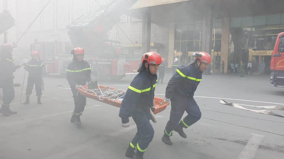 Nhiều người bị mắc kẹt được giải cứu trong đám cháy giả định ở khách sạn Grand plaza - Ảnh 12
