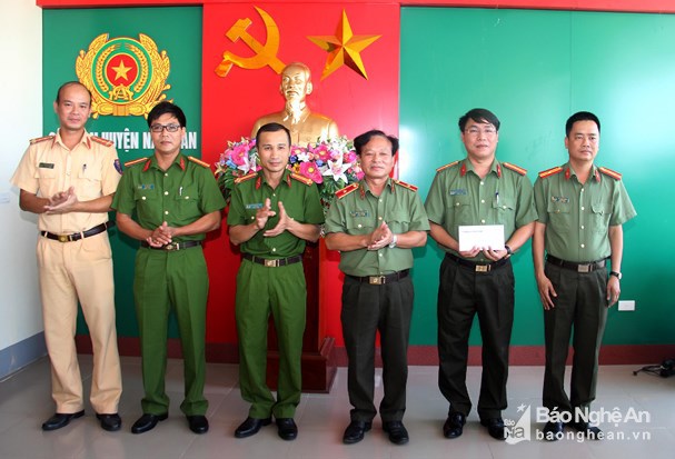 Lãnh đạo các cơ quan báo chí quê Nghệ An thăm hỏi các gia đình thuyền viên mất tích, tử vong - Ảnh 7