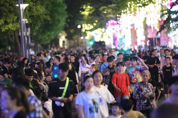 TP Hồ Chí Minh: Người dân xuống đường, háo hức chào đón năm mới 2020 - Ảnh 3