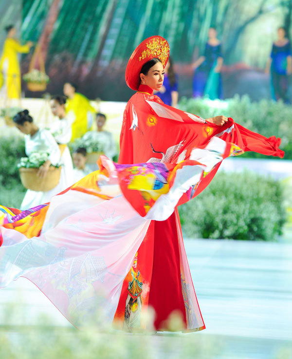 Hoa hậu Đại sứ Quý bà Hoàn vũ Thế giới hút hồn trên sàn catwalk - Ảnh 7