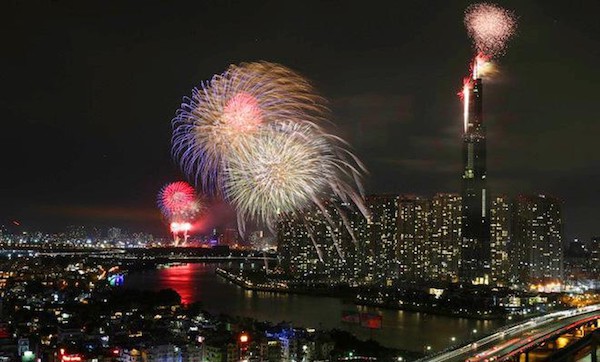 TP Hồ Chí Minh rực sáng pháo hoa chào đón năm mới 2020 - Ảnh 3