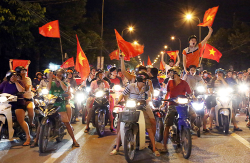 Người dân đổ ra đường ăn mừng chiến thắng lịch sử của "Những con rồng đỏ Châu Á" - Ảnh 10
