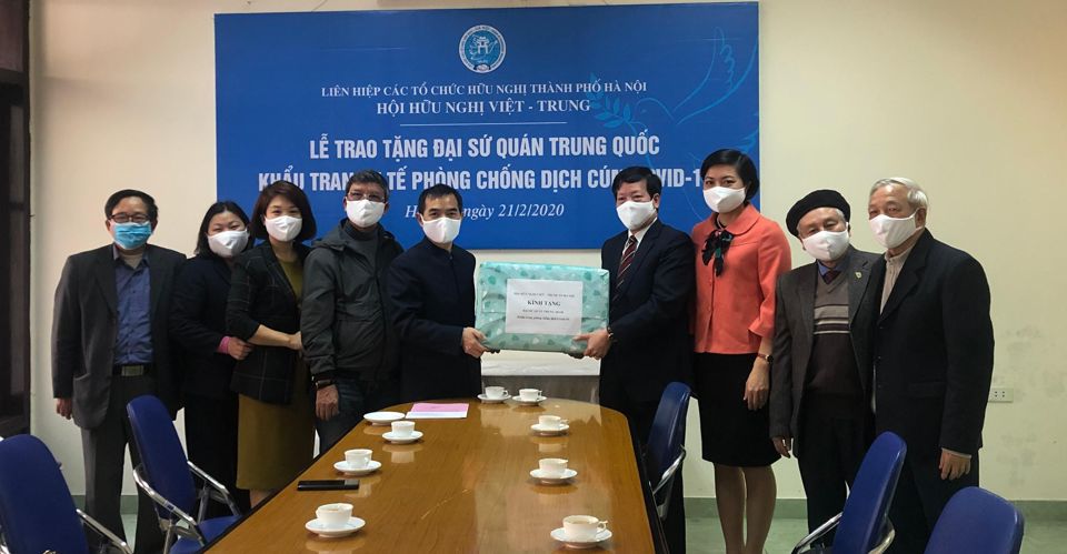 Tặng 1.000 khẩu trang chống dịch COVID-19 cho Đại sứ quán Trung Quốc tại Việt Nam - Ảnh 1