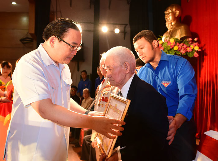 Bí thư Thành ủy Hoàng Trung Hải trao Huy hiệu Đảng cho đảng viên lão thành - Ảnh 3