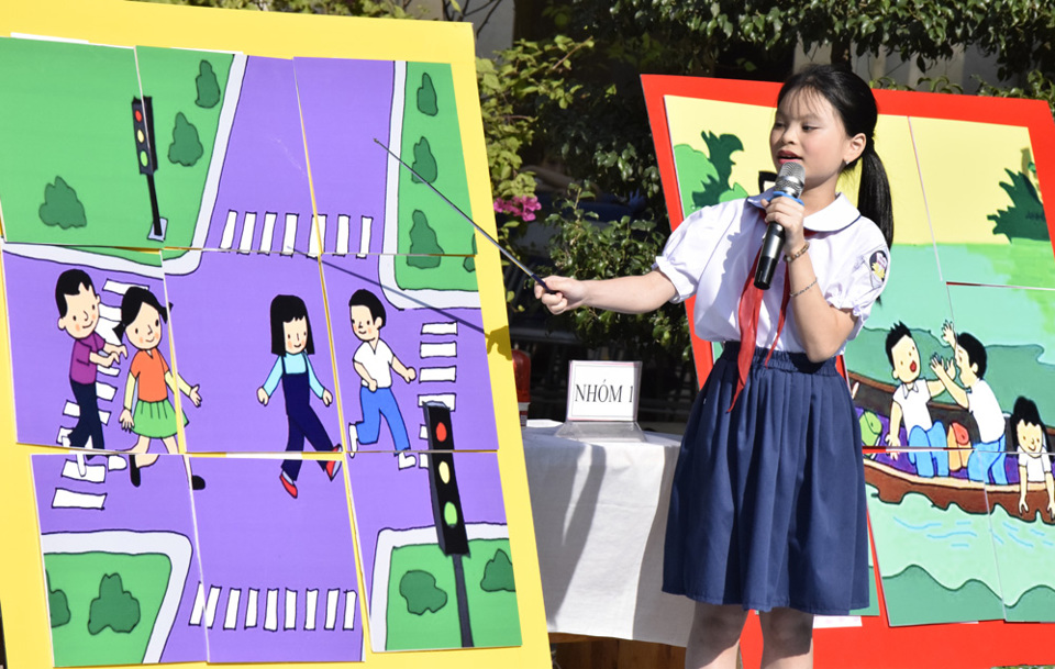 Trường Tiểu học Văn Yên thi tìm hiểu Luật An toàn giao thông - Ảnh 1