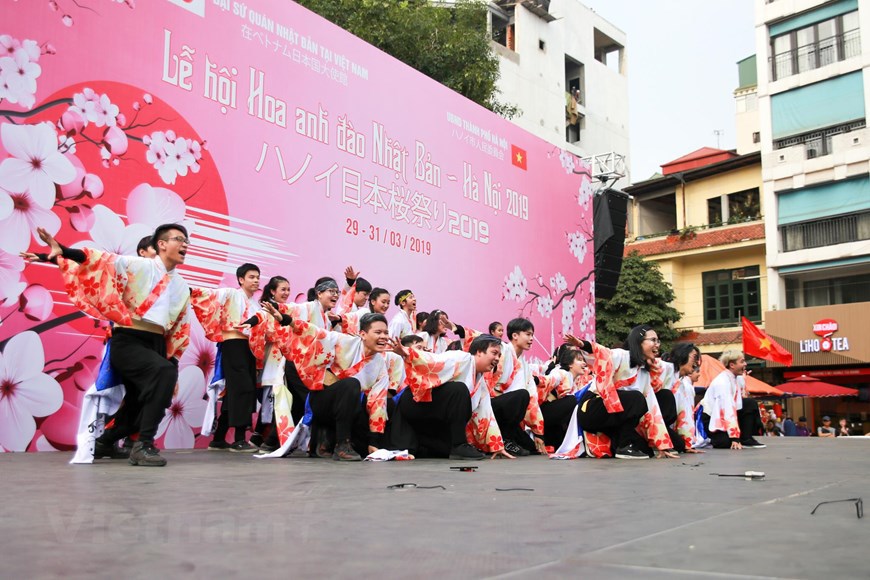 700 nghệ sĩ trình diễn nghệ thuật múa Yosakoi đầy màu sắc tại Lễ hội hoa anh đào - Ảnh 2
