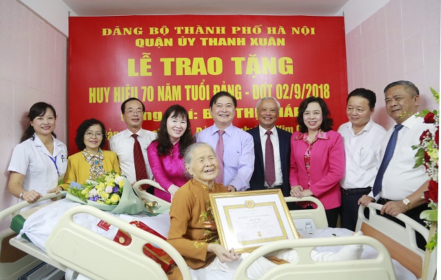 Phó Bí thư Thường trực Thành ủy trao Huy hiệu Đảng cho đảng viên lão thành huyện Thanh Oai - Ảnh 2
