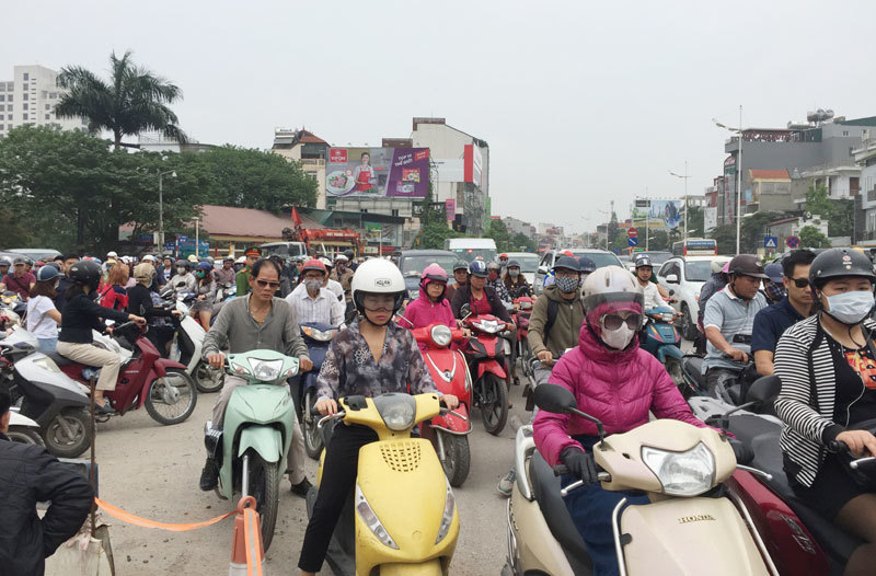 Hà Nội: Ùn tắc giao thông trên đường Nghi Tàm trong ngày làm việc cuối tuần - Ảnh 4