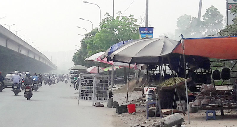 Tràn lan vi phạm trật tự đô thị trên đường Nguyễn Xiển - Ảnh 4