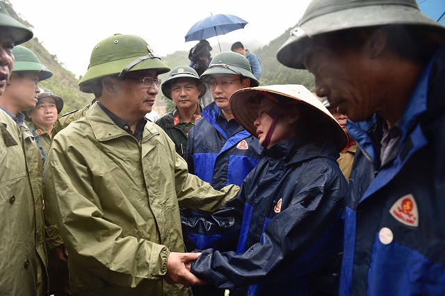 Phó Thủ tướng thị sát hiện trường vùng mưa lũ: Phải đảm bảo không để người dân bị đói - Ảnh 2