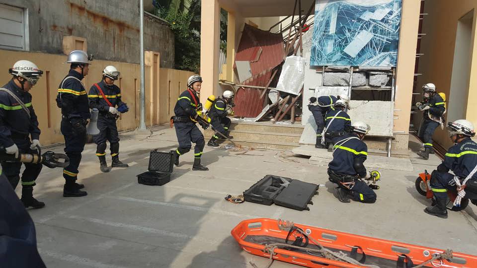 Công trình xây dựng “sập” sàn bê tông, 11 người mắc kẹt được cảnh sát cứu thoát - Ảnh 5