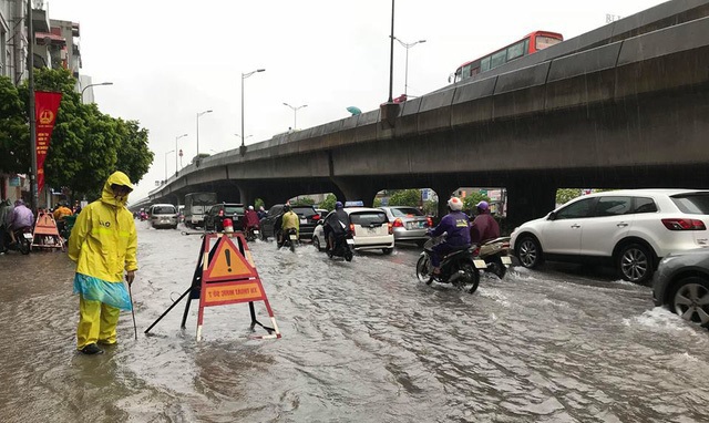 Mưa lớn kéo dài, nhiều tuyến phố Hà Nội ngập cục bộ - Ảnh 9