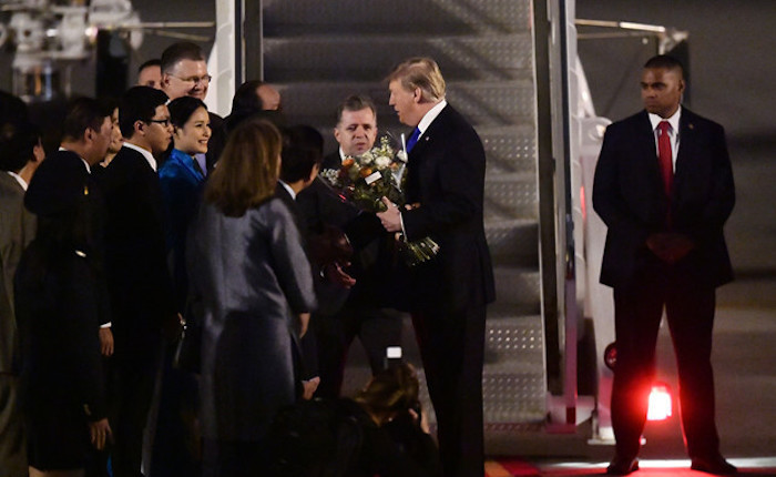 Ngắm nữ sinh xinh đẹp tặng hoa cho Tổng thống Donald Trump tối 26/2 - Ảnh 1