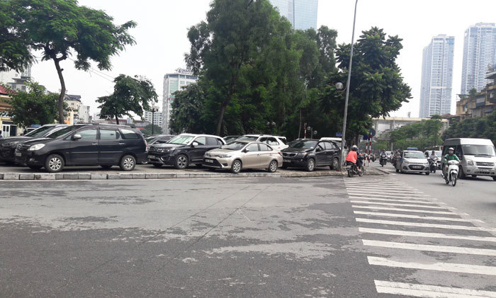 Tháng 8, hạn cuối cho bãi xe không phép trên phố Phạm Huy Thông - Ảnh 2