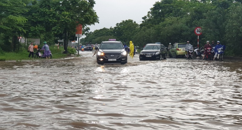 [Ảnh] Đường gom Đại lộ Thăng Long ngập nặng sau mưa lớn, ô tô "rẽ sóng" trên đường - Ảnh 9