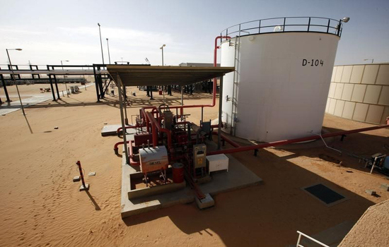 Giá dầu sụt giảm do chưa chắc chắn về việc gia hạn thỏa thuận cắt giảm của OPEC - Ảnh 1