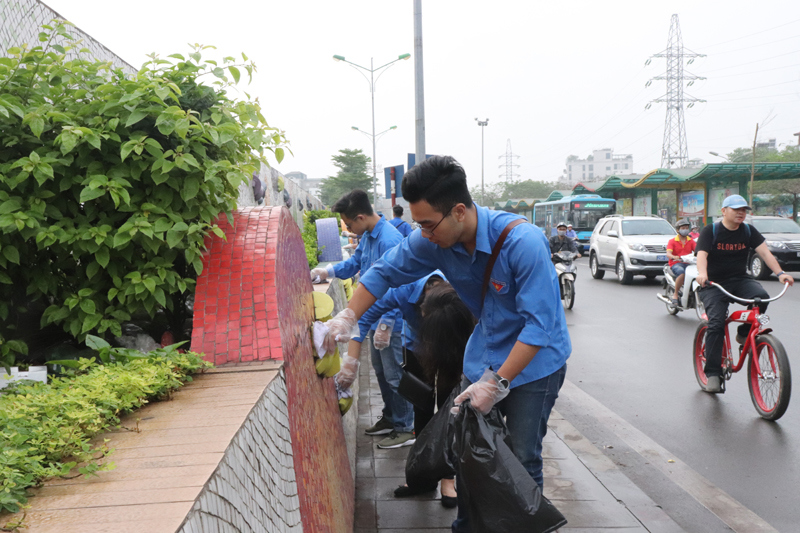 400 đoàn viên, thanh niên ra quân vệ sinh Con đường Gốm sứ - Ảnh 1