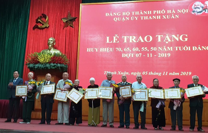 Quận Thanh Xuân trao Huy hiệu Đảng cho 368 đảng viên - Ảnh 1