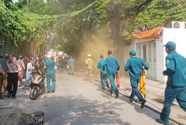 Hà Nội: Giả định cháy ở Thành Công, nhiều người mắc kẹt được cứu thoát - Ảnh 8