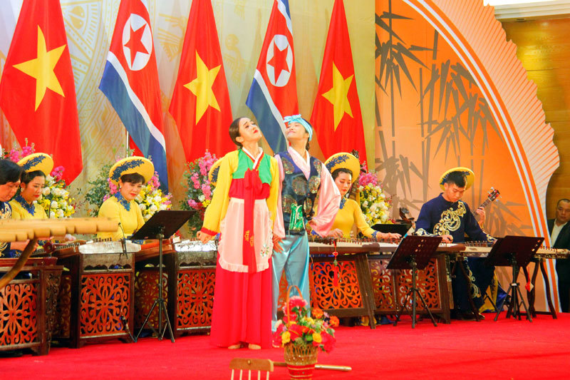[Ảnh] Chủ tịch Kim Jong Un gẩy đàn bầu trong chương trình nghệ thuật tại Hà Nội - Ảnh 7