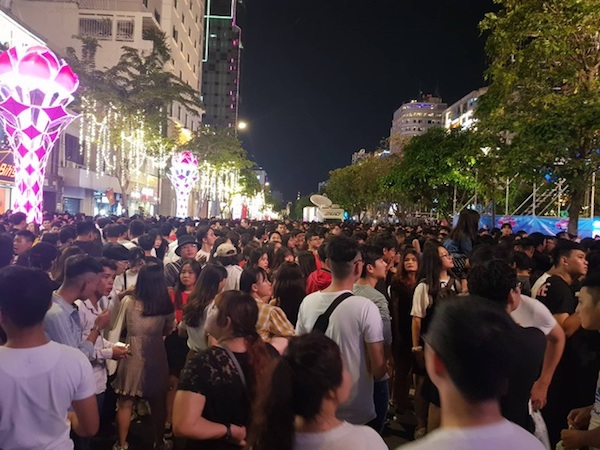 TP Hồ Chí Minh: Người dân xuống đường, háo hức chào đón năm mới 2020 - Ảnh 1
