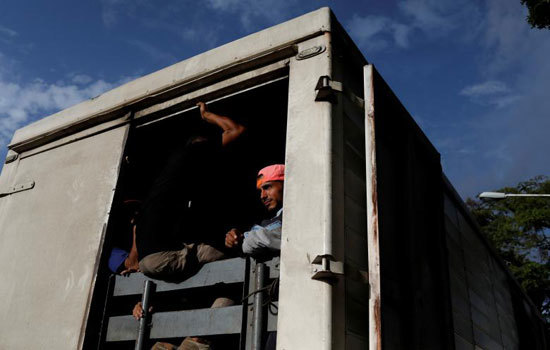 Hình ảnh người dân Venezuela “đu” xe tải đi làm do khủng hoảng giao thông công cộng - Ảnh 10
