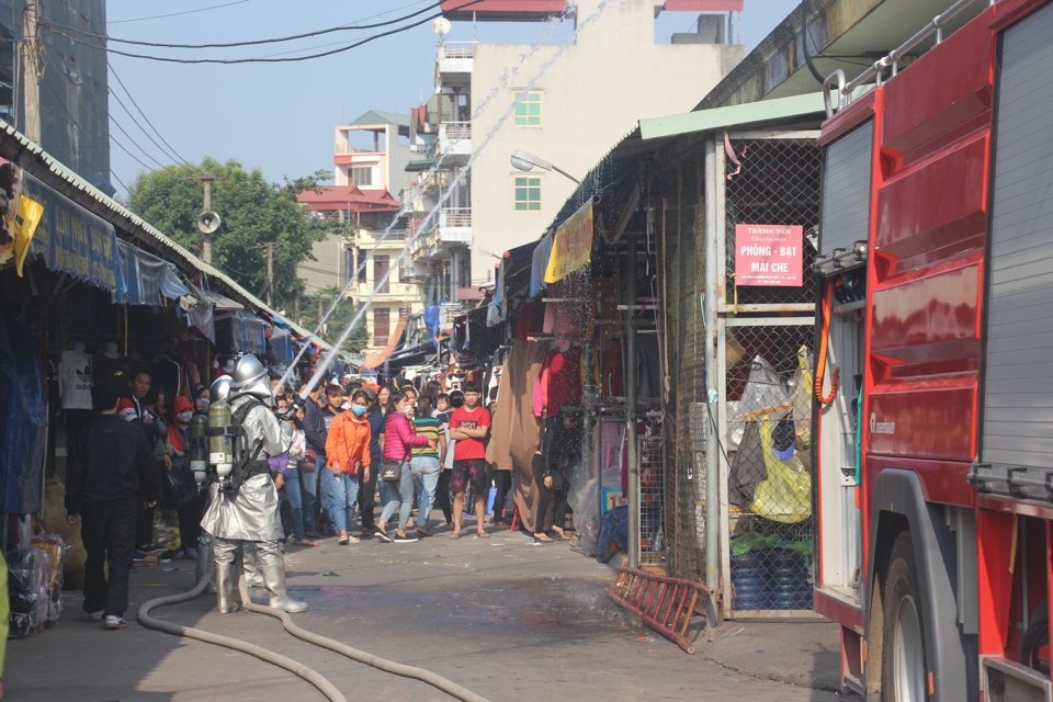 “Cháy” chợ Nành ở Ninh Hiệp, lính cứu hỏa giải cứu nhiều người mắc kẹt - Ảnh 12