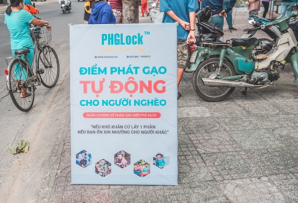 TP Hồ Chí Minh: Nhiều mạnh thường quân cung cấp gạo cho “máy ATM” phát miễn phí cho người nghèo - Ảnh 1