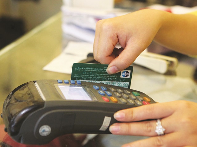 Tràn lan dịch vụ rút tiền từ thẻ tín dụng: Rủi ro khôn lường - Ảnh 1