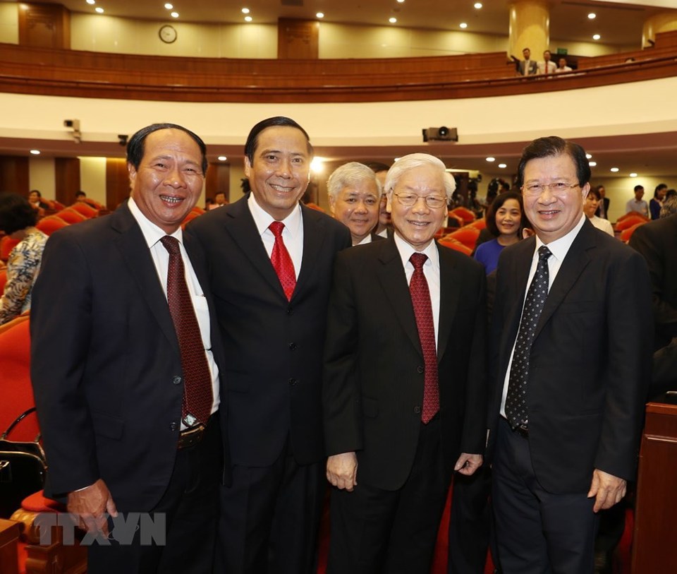 Hình ảnh lãnh đạo Đảng với các đại biểu dự Hội nghị Trung ương 7 - Ảnh 2