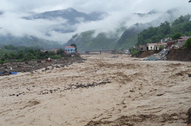 1 người mất tích, 6 người bị thương do mưa lũ, nhiều tuyến đường ở Lai Châu tê liệt - Ảnh 1