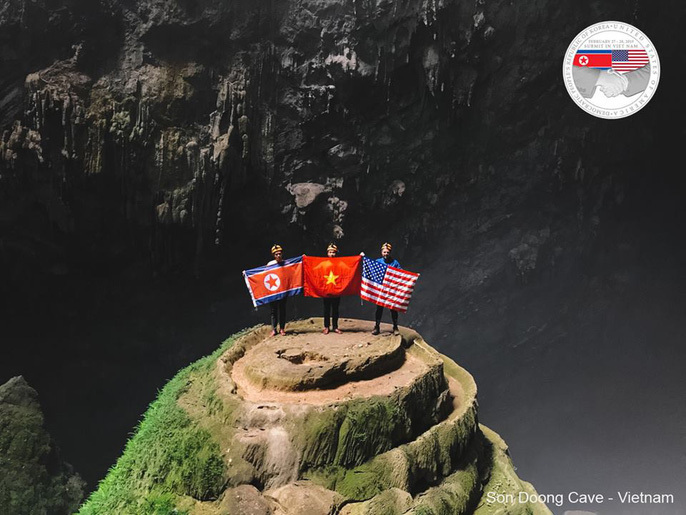 Hình ảnh quốc kỳ Việt - Mỹ - Triều cùng xuất hiện trong hang Sơn Đoòng - Ảnh 1